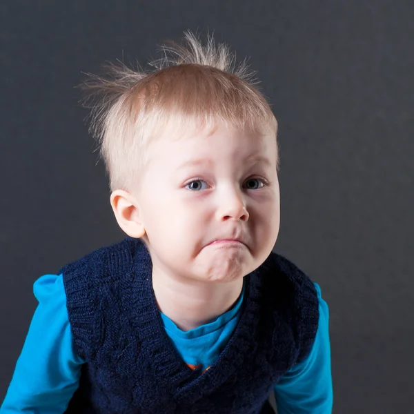 Picture of a young kid over dark background — Stock Photo, Image