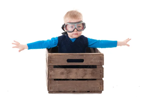 Jonge jongen piloot vliegen een houten doos — Stockfoto