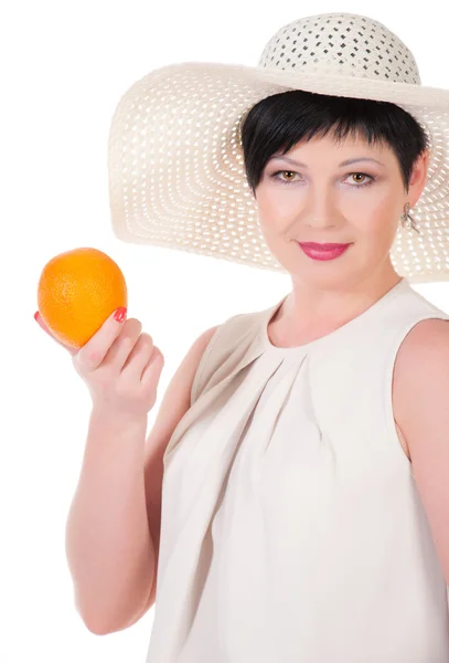 Mulher bonita com chapéu e laranja — Fotografia de Stock