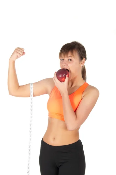 Unga vackra kvinnan efter fitness tid och tränar med rött äpple — Stockfoto