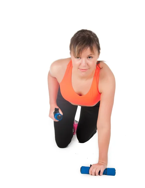 Фитнес-женщина упражняется с гантелями — стоковое фото