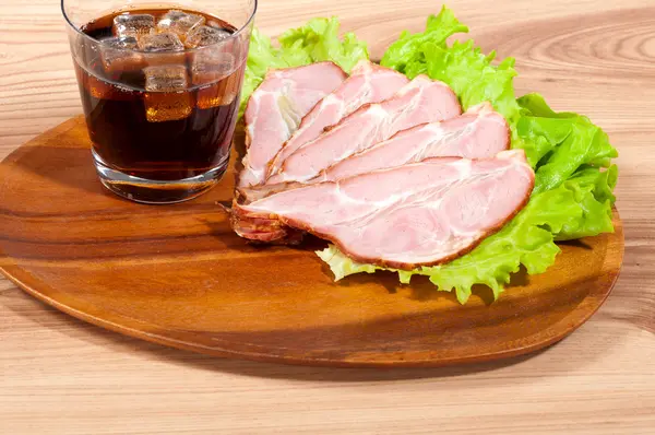 Šunka a salát s sklenice cola na dřevěné desce — Stock fotografie