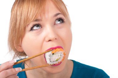 mooie jonge vrouw sushi eten met stokjes