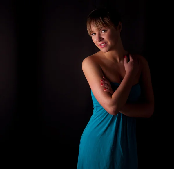 Retrato de mulher em vestido azul sobre fundo escuro — Fotografia de Stock