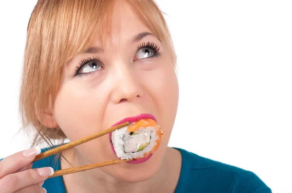 美しい若い女性はお箸で寿司を食べて — ストック写真