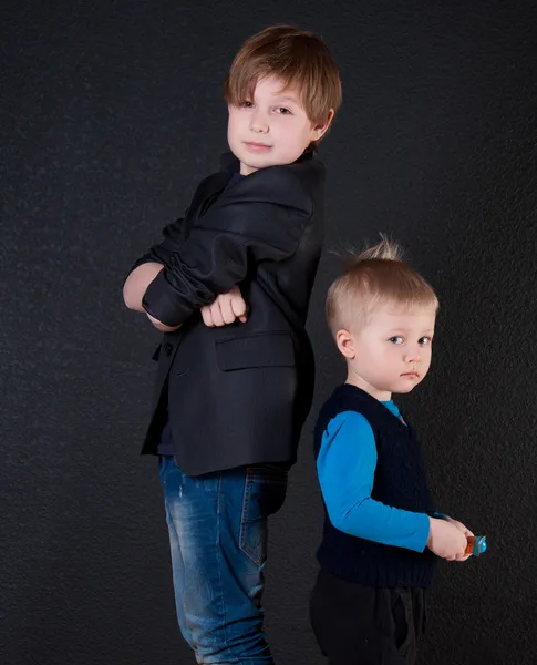 Два мальчика на тёмном фоне — стоковое фото