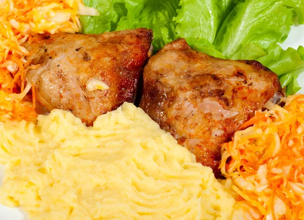 Grillhähnchen mit Kartoffelpüree und Gemüse auf einem Teller — Stockfoto