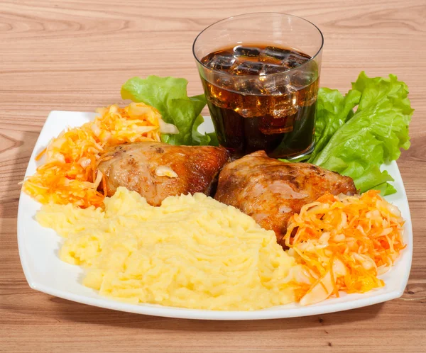 Pollo alla griglia con purè di patate, cola, ghiaccio e verdure su un piatto — Foto Stock