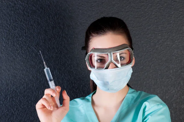 Verpleegkundige of Arts in pilot glazen met spuit en masker — Stockfoto