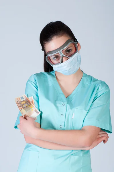 Infermiera o medico in occhiali pilota con maschera e denaro — Foto Stock