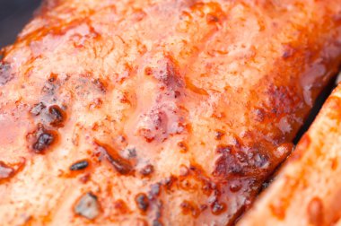 BBQ kaburga ve pastırma ile kömür ızgara