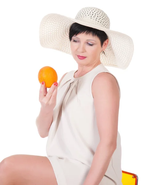 Belle femme avec chapeau et orange — Photo