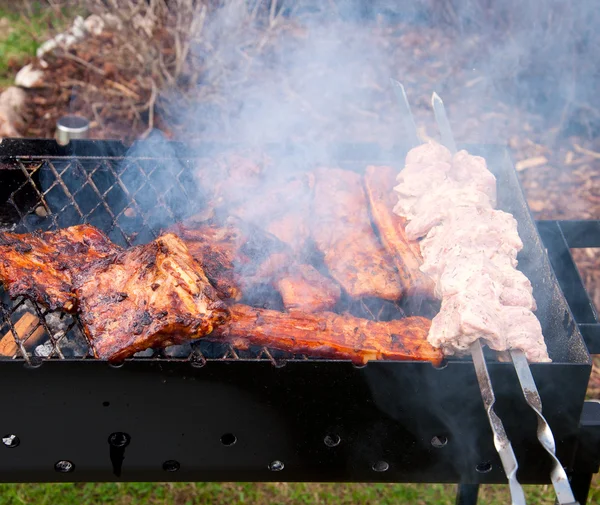 Żeberka BBQ i boczek na grillu z węglem — Zdjęcie stockowe