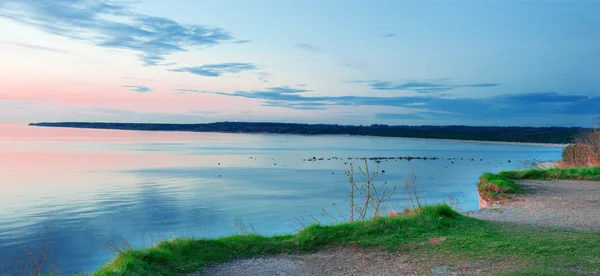 Klippe, Meer, Sonnenuntergang. Blick auf die Ostsee mit Panoramablick — Stockfoto