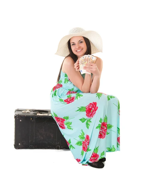 Bela mulher no vestido de verão com chapéu, caixa e dinheiro — Fotografia de Stock