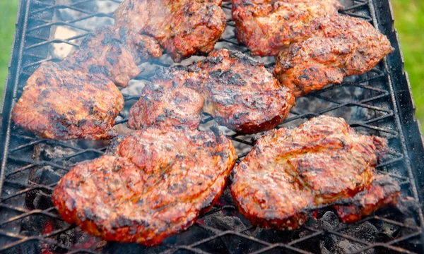 Asar la carne sobre carbón vegetal — Foto de Stock