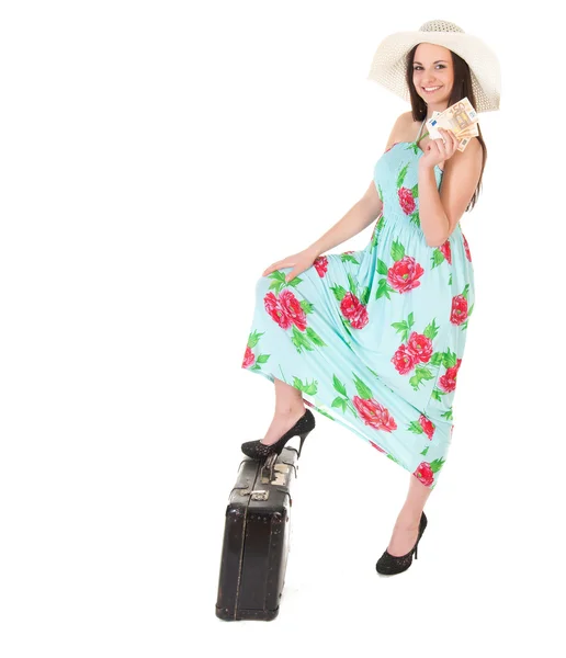 Красива жінка в літній сукні з капелюхом, футляром і грошима — стокове фото