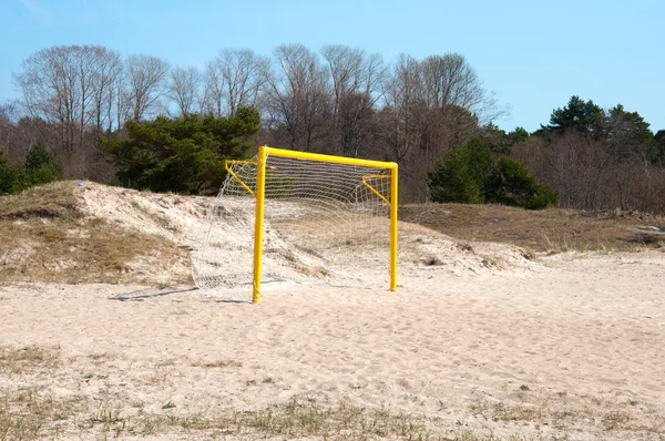 Portão de futebol em uma praia de areia — Fotografia de Stock