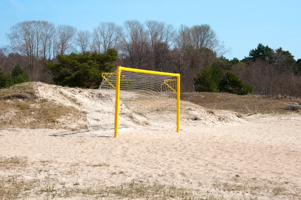 Puerta de fútbol en una playa de arena —  Fotos de Stock