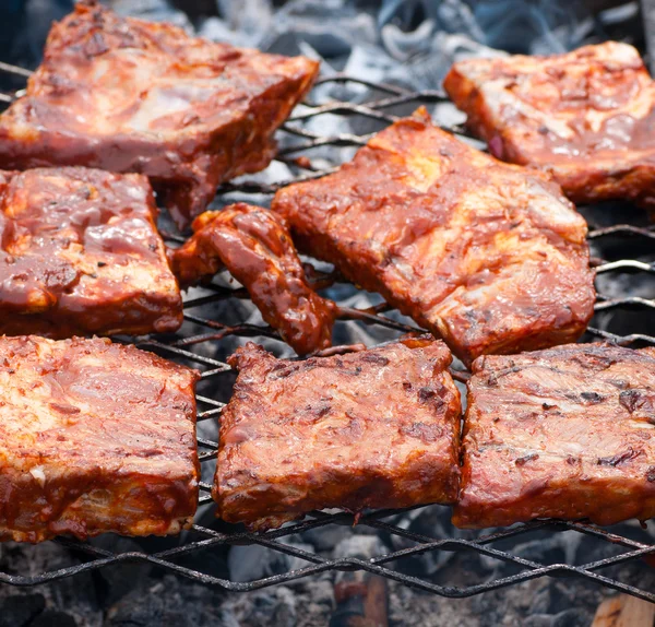 Grillrippchen auf dem Grill mit Holzkohle — Stockfoto