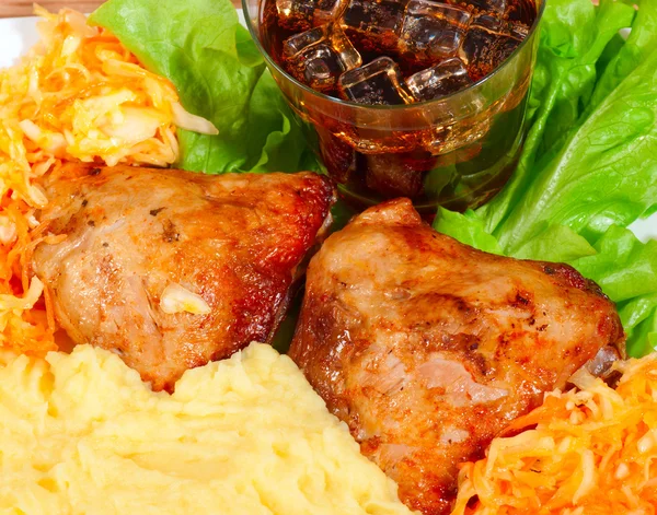 Pollo alla griglia con purè di patate, cola, ghiaccio e verdure — Foto Stock