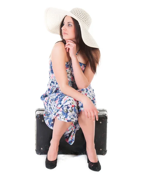 Schöne Frau im Sommerkleid mit Hut und Etui — Stockfoto