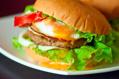 bir tabak lezzetli ev yapımı hamburger