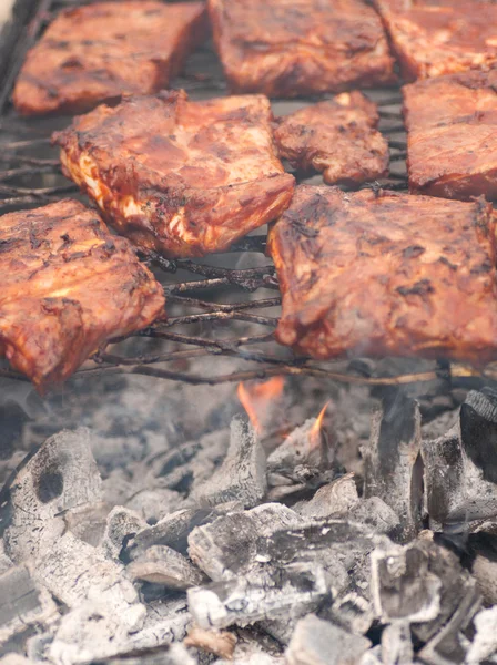 Żeberka BBQ na grillu z węglem — Zdjęcie stockowe