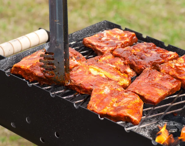 Costelas de churrasco na grelha com carvão vegetal — Fotografia de Stock