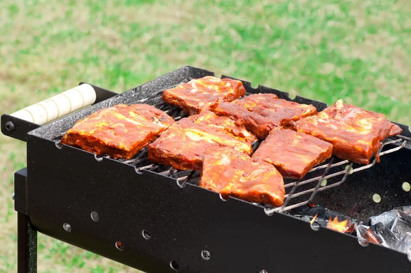 Grillrippchen auf dem Grill mit Holzkohle — Stockfoto