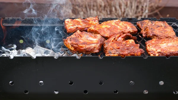 BBQ ribben op grill met houtskool — Stockfoto