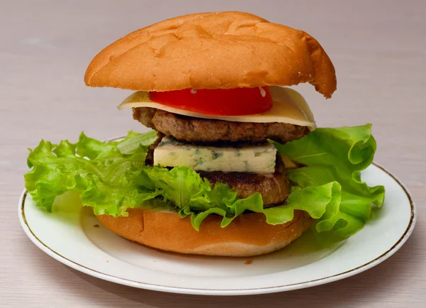 Hambúrguer caseiro saboroso em um prato — Fotografia de Stock