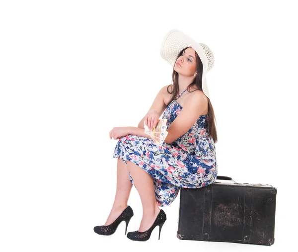 Hermosa mujer en vestido de verano con sombrero, caso y dinero — Foto de Stock