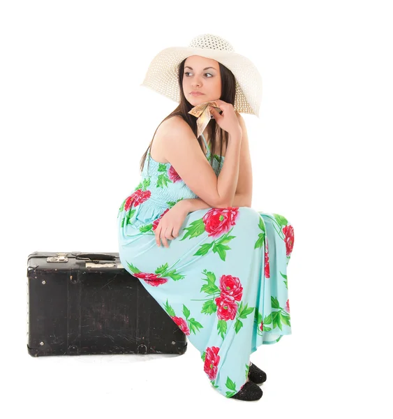 Красивая женщина в летнем платье с шляпой, чемоданом и деньгами — стоковое фото