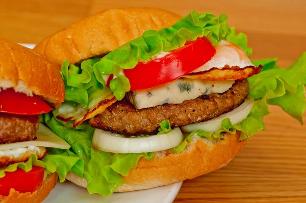 Savoureux hamburger fait maison sur une assiette — Photo