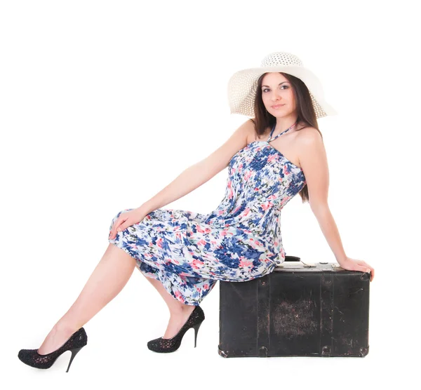 Krásná žena v létě šaty s kloboukem a případ — Stock fotografie