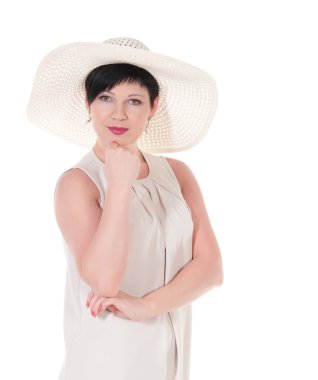 beyaz şapka poz ile güzel bir kadın.