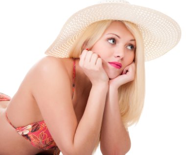 şapka ve bikini poz güzel genç kadın.