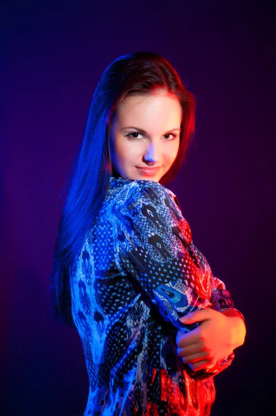 Mooie vrouw portret in blauw en rood licht — Stockfoto