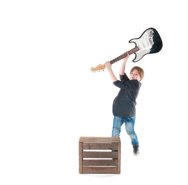 Niño guapo con la guitarra eléctrica posando —  Fotos de Stock