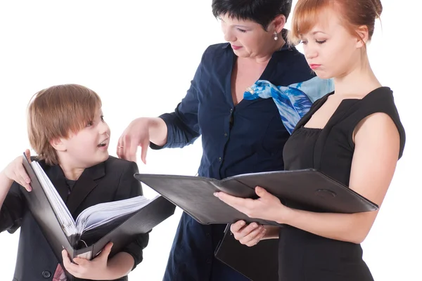 Zwei hübsche Frauen und ihr Chef halten Ordner mit Papieren in der Hand. — Stockfoto