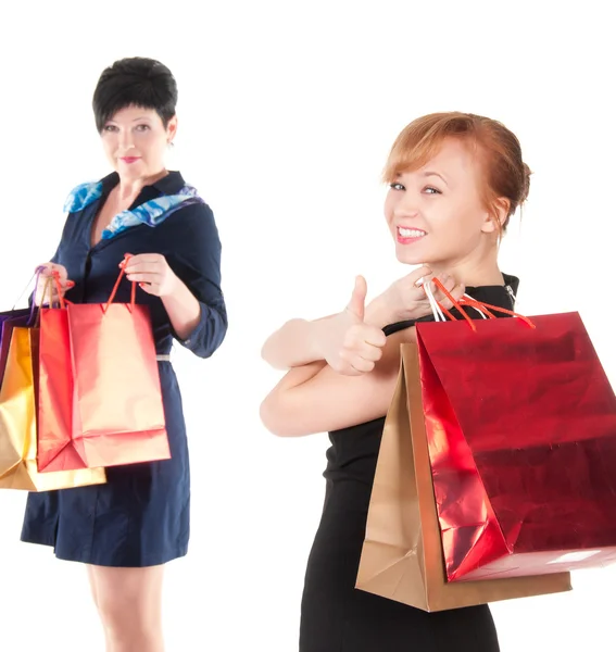 Portret van elegante twee vrouwen met shopping tassen — Stockfoto