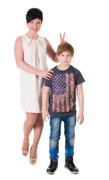 Boy v košili s americkou vlajkou pózuje s matkou — Stock fotografie
