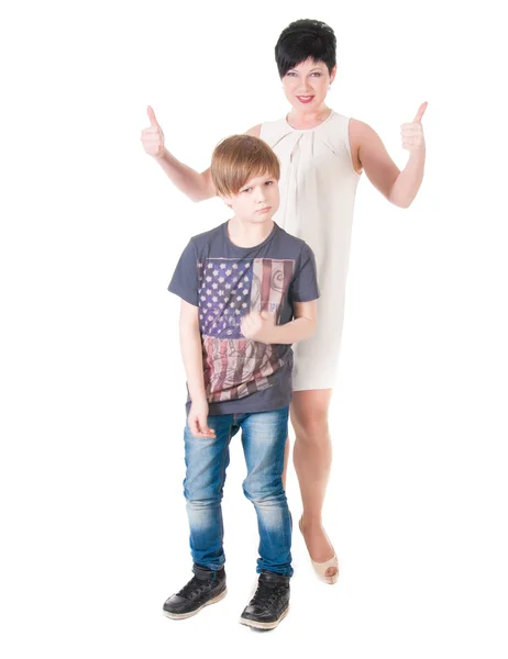 Menino de camisa com bandeira americana posando com a mãe — Fotografia de Stock