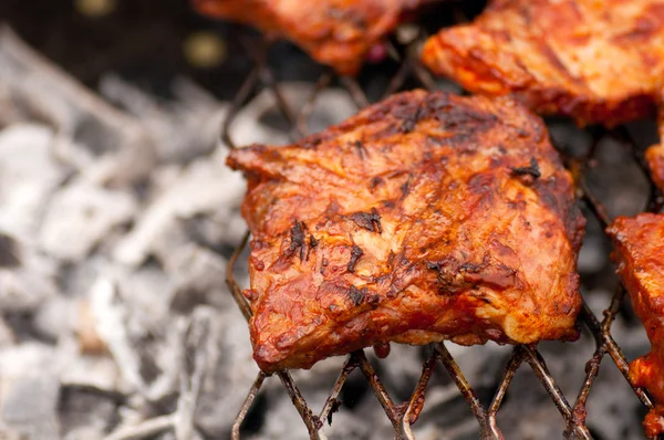 BBQ ribben op grill met houtskool — Stockfoto