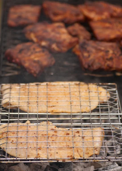 Costelas de churrasco e peixe na grelha com carvão vegetal — Fotografia de Stock