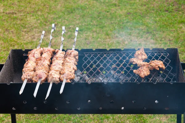 Costillas de barbacoa y tocino en una parrilla con carbón — Foto de Stock