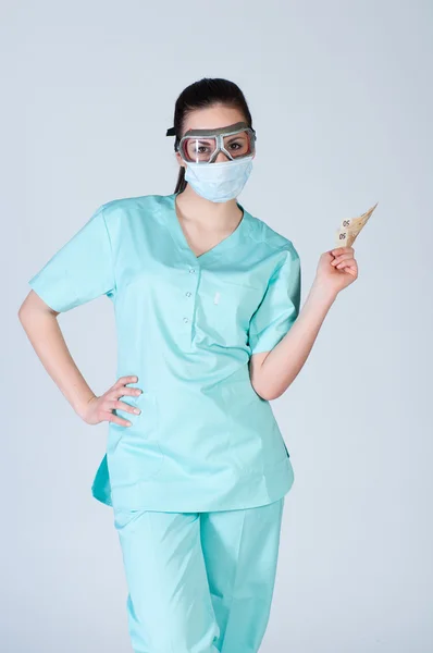 Verpleegkundige of Arts in pilot glazen met masker en geld — Stockfoto