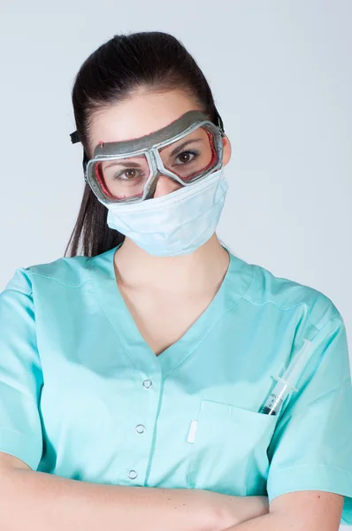 Infermiera o medico in occhiali pilota con maschera — Foto Stock