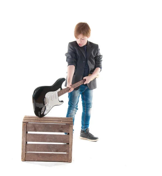 Niño guapo con la guitarra eléctrica posando —  Fotos de Stock
